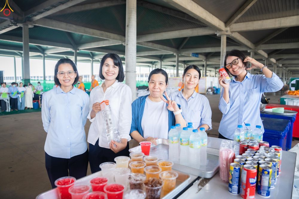 ภาพ No.322406:วันที่ 16 เมษายน พ.ศ.2569 การจัดเตรียมเบาะรองนอน เช็ดทำความสะอาด  เพื่องานถวายมหาสังฆทาน 40,000 กว่าวัดทั่วประเทศ วันคุ้มครองโลก 22 เมษายน พ.ศ.2569 วัดพระธรรมกาย