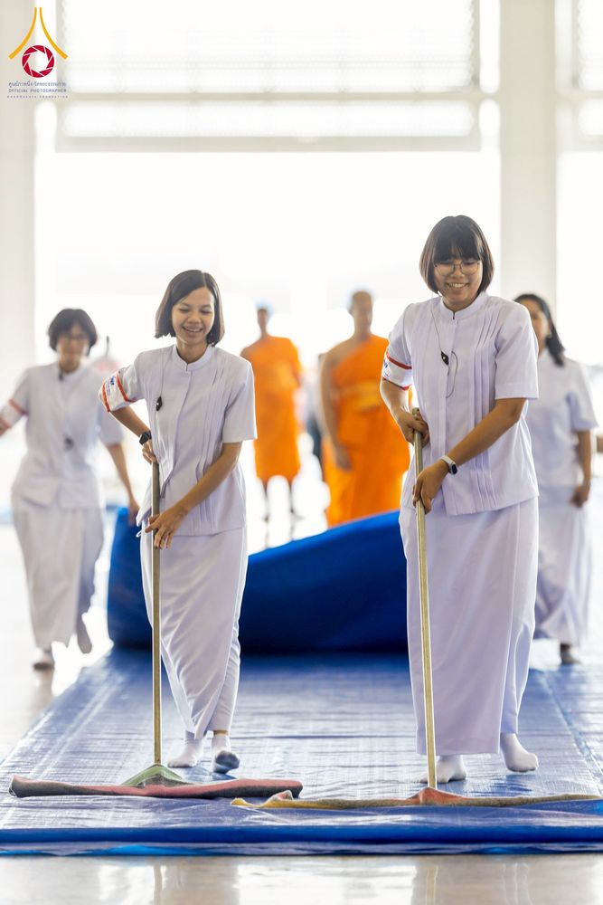 ภาพ No.256906:วันที่ 5 ตุลาคม พ.ศ. 2568 พิธีตักบาตร ข้าวสารอาหารแห้ง ณ บ้านแก้วเรือนทองคุณยายฯ สภาธรรมกายสากล วัดพระธรรมกาย