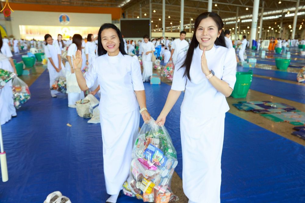 ภาพ No.263993:วันอาทิตย์ที่ 2 พฤศจิกายน พ.ศ. 2568 พิธีตักบาตรอาทิตย์ต้นเดือน ณ บ้านแก้วเรือนทองคุณยายฯ วัดพระธรรมกาย