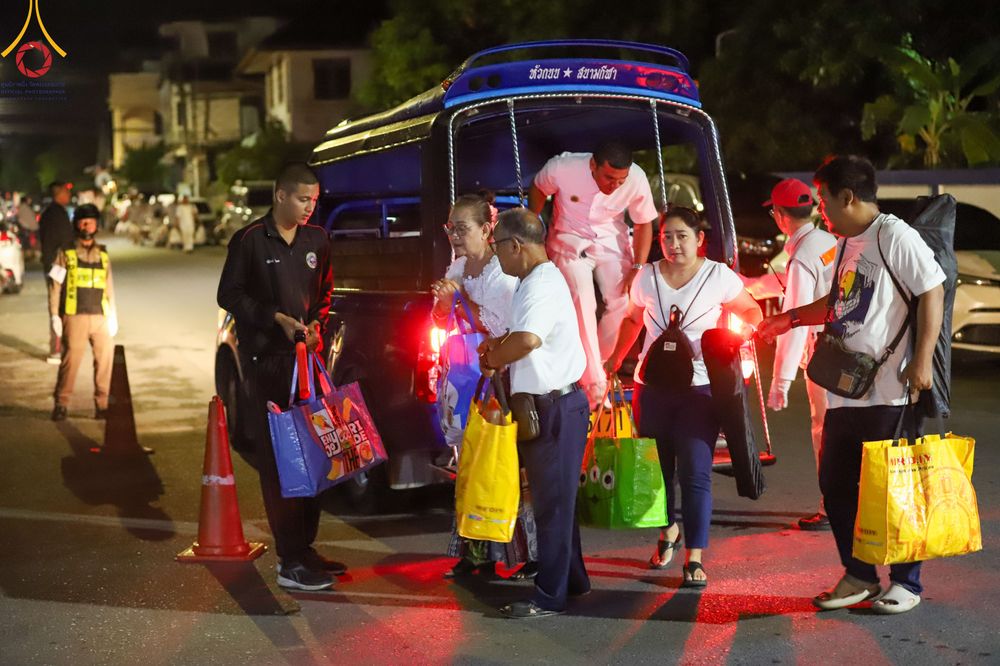 ภาพ No.311155:วันเสาร์ที่ 28 กุมภาพันธ์ พ.ศ. 2569 พิธีตักบาตรพระมหากุศล 11,250 รูป เฉลิมฉลอง 1,250 ปีศรีธรรมราชเจดีย์ สู่มรดกโลก ณ ถนนราชดำเนิน บริเวณหน้าวัดพระมหาธาตุวรมหาวิหาร อ.เมือง จ.นครศรีธรรมราช