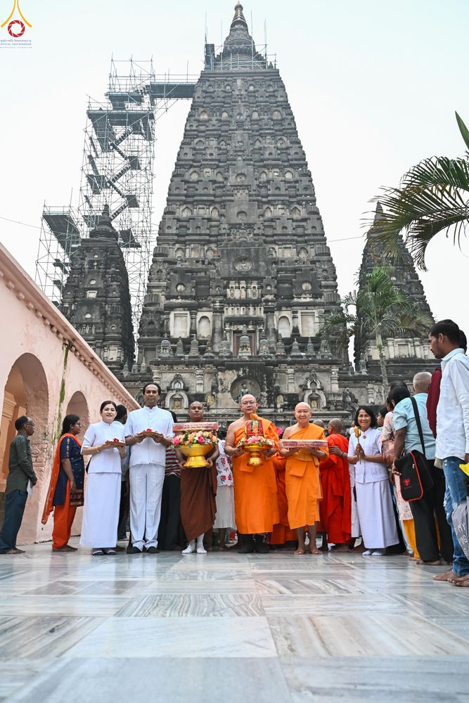 ภาพ No.284076:วันที่ ๔ พฤศจิกายน พุทธศักราช ๒๕๖๘ กฐินสมทบวัดต่างประเทศ โดยคณะศิษยานุศิษย์ บูชาธรรม 81 ปี หลวงพ่อธัมมชโย ณ วัดมหาโพธิ์ เมืองพุทธคยา ประเทศอินเดีย