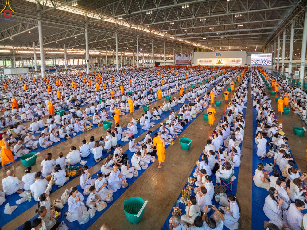 ภาพ No.318162:วันอาทิตย์ต้นเดือนที่ 5 เมษายน พ.ศ.2569 พิธีตักบาตร ณ บ้านแก้วเรือนทองคุณยายอาจารย์ฯ วัดพระธรรมกาย