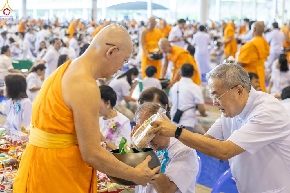 ภาพ No.311460:วันอาทิตย์ต้นเดือนที่ 1 มีนาคม พ.ศ.2569 พิธีตักบาตร และ พิธีบูชาข้าวพระ ณ สภาธรรมกายสากล วัดพระธรรมกาย