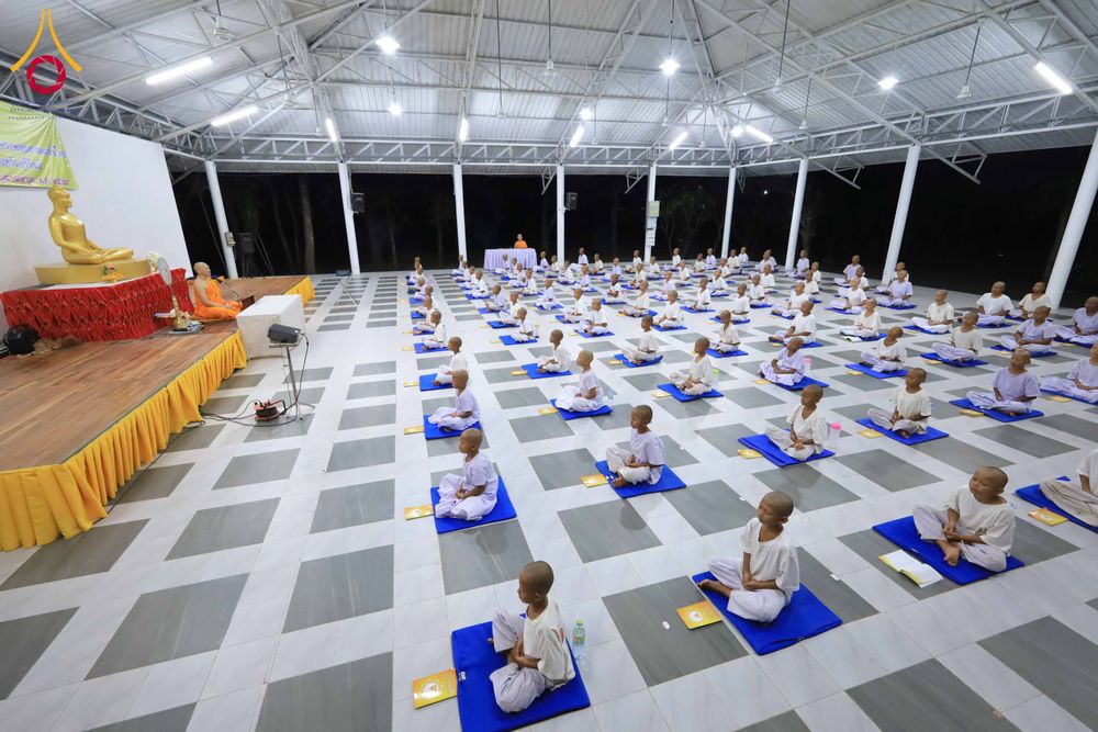 ภาพ No.319919:วันที่ 1 เมษายน พ.ศ.2569 นาคน้อยว่าที่สามเณรธรมทายาท จำนวน 98 คน  ร่วมกันสวดมนต์ทำวัตรเย็นและนั่งสมาธิ ณ ศูนย์ปฏิบัติธรรมบุรีรัมย์ จ.บุรีรัมย์