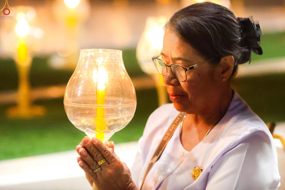 ภาพ No.290249:วันที่ 6 มกราคม พ.ศ. 2569 พิธีจุดประทีปถวายเป็นพุทธบูชา และบูชาธรรมมหาปูชนียาจารย์ (ภาพชุดที่ 2) ณ อนุสรณ์สถานมหาวิหารพระมงคลเทพมุนี (โลตัสแลนด์) อ.สองพี่น้อง จ.สุพรรณบุรี ในโครงการธรรมยาตรา กตัญญูบูชา มหาปูชนียาจารย์ พระมงคลเทพมุนี(สด จนฺทสโร) พระผู้ปรา