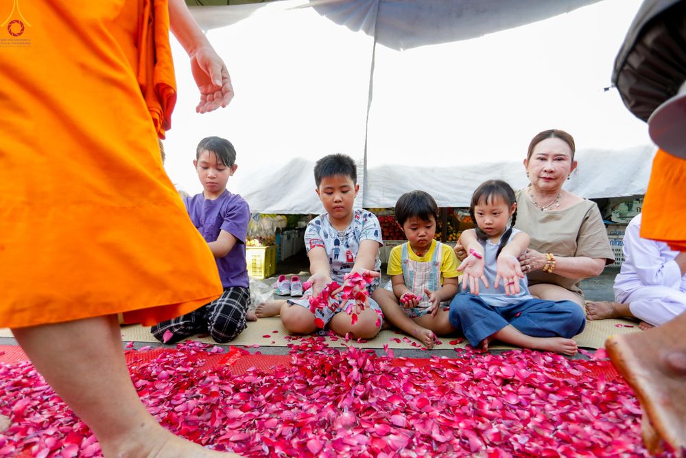 ภาพ No.287435:วันที่ 3 มกราคม พ.ศ. 2569 พิธีต้อนรับพระธรรมยาตรา ในโครงการธรรมยาตรา กตัญญูบูชา มหาปูชนียาจารย์ พระมงคลเทพมุนี(สด จนฺทสโร) พระผู้ปราบมาร อนุสรณ์สถาน 7 แห่ง ปีที่ 14 ณ อนุสรณ์สถานมหาวิหารพระมงคลเทพมุนี (โลตัสแลนด์) อ.สองพี่น้อง จ.สุพรรณบุรี