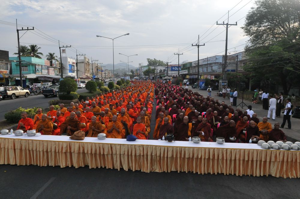 ภาพ No.10851:ประมวลภาพตักบาตรระนองมิตรภาพไทย - พม่า พระ 1,500 รูป