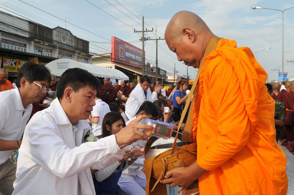 ภาพ No.10853:ประมวลภาพตักบาตรระนองมิตรภาพไทย - พม่า พระ 1,500 รูป