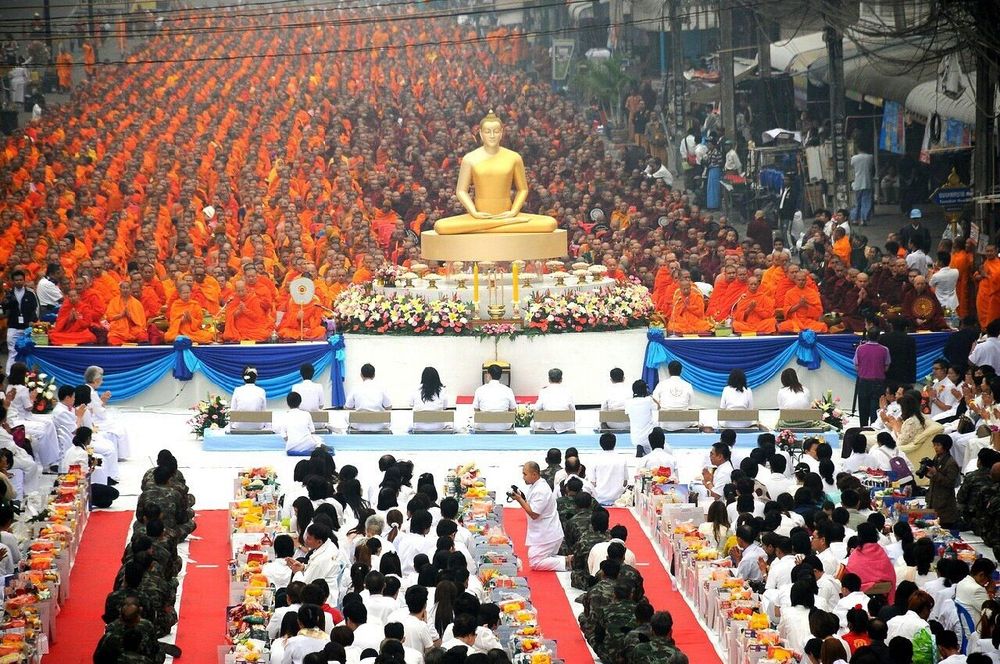 ภาพ No.10888:ประมวลภาพตักบาตร 3 แผ่นดิน พระ 10,000 รูป เหนือสุดยอดแดนสยาม