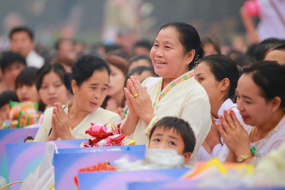 ภาพ No.10889:ประมวลภาพตักบาตร 3 แผ่นดิน พระ 10,000 รูป เหนือสุดยอดแดนสยาม