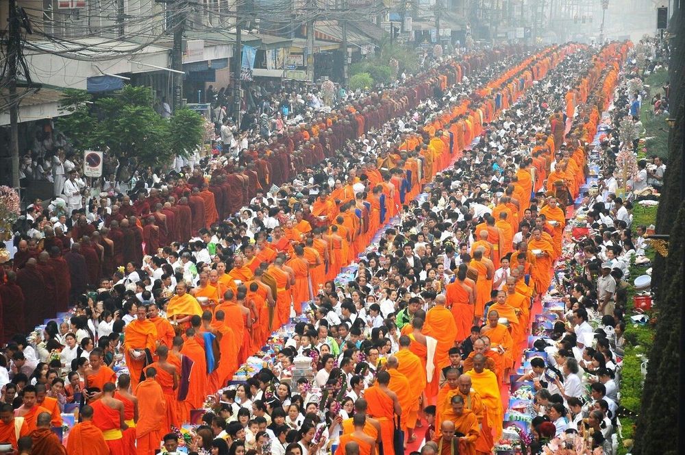 ภาพ No.10905:ประมวลภาพตักบาตร 3 แผ่นดิน พระ 10,000 รูป เหนือสุดยอดแดนสยาม