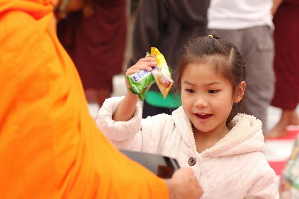 ภาพ No.10912:ประมวลภาพตักบาตร 3 แผ่นดิน พระ 10,000 รูป เหนือสุดยอดแดนสยาม