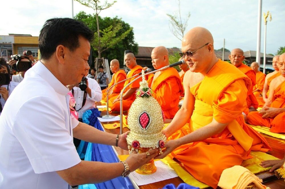 ภาพ No.11627:ประมวลภาพประเพณีตักบาตรดอกไม้ พระ 3,000 รูป ประจำปี 2557