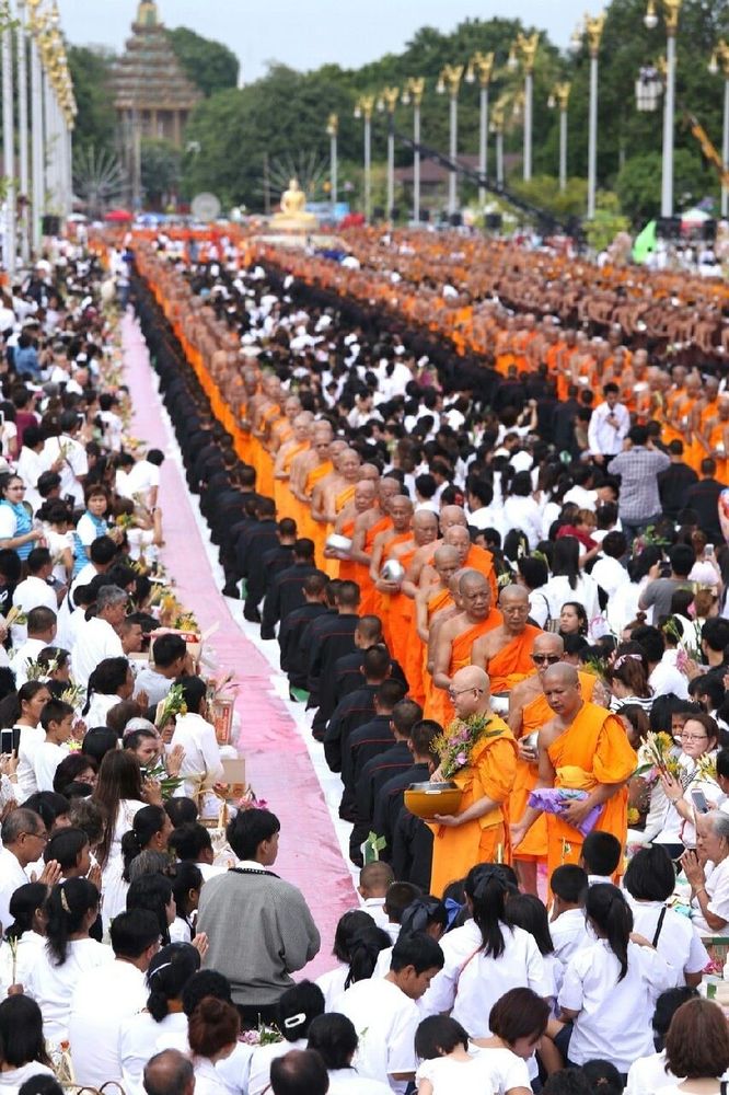 ภาพ No.11635:ประมวลภาพประเพณีตักบาตรดอกไม้ พระ 3,000 รูป ประจำปี 2557