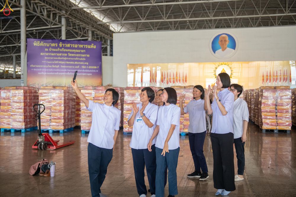 ภาพ No.322201:วันที่ 14 เมษายน พ.ศ.2569 การเตรียมกล่องไทยธรรม วันสุดท้าย เพื่องานถวายมหาสังฆทาน 40,000 กว่าวัดทั่วประเทศ วันคุ้มครองโลก 22 เมษายน พ.ศ.2569 วัดพระธรรมกาย