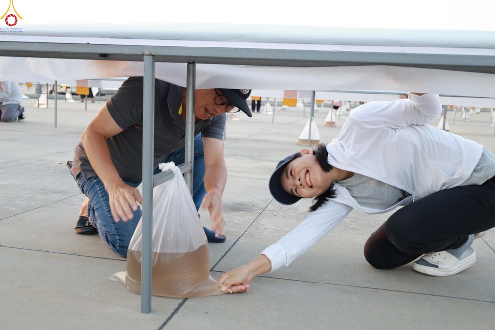 ภาพ No.320436:วันที่ 9 เมษายน พ.ศ.2569 การเตรียมงาน มัดถุงน้ำ ถ่วงขาโต๊ะไทยธรรม เพื่องานถวายมหาสังฆทาน 40,000 กว่าวัดทั่วประเทศ วันคุ้มครองโลก 22 เมษายน พ.ศ.2569 วัดพระธรรมกาย