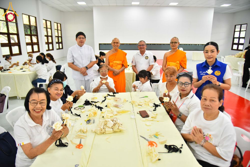 ภาพ No.327540:วันศุกร์ที่ 1 พฤษภาคม พ.ศ. 2569 รวมใจพสกนิกรชาวอำเภอคลองหลวง ประดิษฐ์ดอกไม้จันทน์ เพื่อใช้ในพิธีถวายดอกไม้จันทน์ในงานพระราชพิธีถวายพระเพลิงพระบรมศพ สมเด็จพระนางเจ้าสิริกิติ์ พระบรมราชินีนาถ พระบรมราชชนนีพันปีหลวง ณ วัดพระธรรมกาย