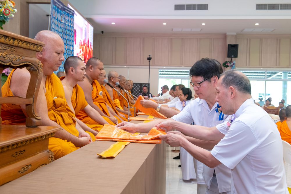 ภาพ No.328268:วันเสาร์ที่ 9 พฤษภาคม พ.ศ. 2569 พิธีตักบาตรแด่คณะสงฆ์ 323 วัด 4 จังหวัดชายแดนภาคใต้ พิธีถวายสังฆทานแด่คณะสงฆ์ 323 วัด ปีที่ 22 ครั้งที่ 185 พิธีมอบกองทุนหนุนแรงใจช่วยครูใต้ ปีที่ 19 ครั้งที่ 148 ณ ศูนย์ปฏิบัติธรรมภาคใต้
