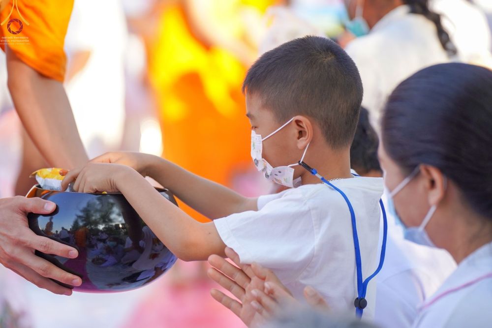 ภาพ No.70615:พิธีตักบาตรพระธรรมยาตราฯ ในโครงการธรรมยาตรากตัญญูบูชา มหาปูชนียาจารย์ พระมงคลเทพมุนี(สด จนฺทสโร) พระผู้ปราบมาร ปีที่ 11 ณ อนุสรณ์สถานลำดับที่ 2 สถานที่ตั้งมโนปณิธานบวชตลอดชีวิต อนุสรณ์สถานคลองบางนางแท่น อ.สามพราน จ.นครปฐม วันที่ 14 มกราคม พ.ศ. 2566