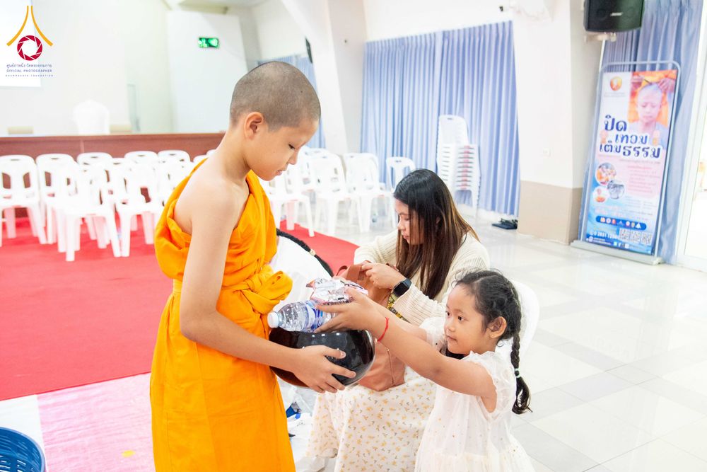 ภาพ No.321882:วันที่ 12 เมษายน พ.ศ.2569 ตักบาตรสงกรานต์ฉลองสามเณรใหม่  ณ ศูนย์ปฏิบัติธรรมระยอง(บ้านช่องลม)