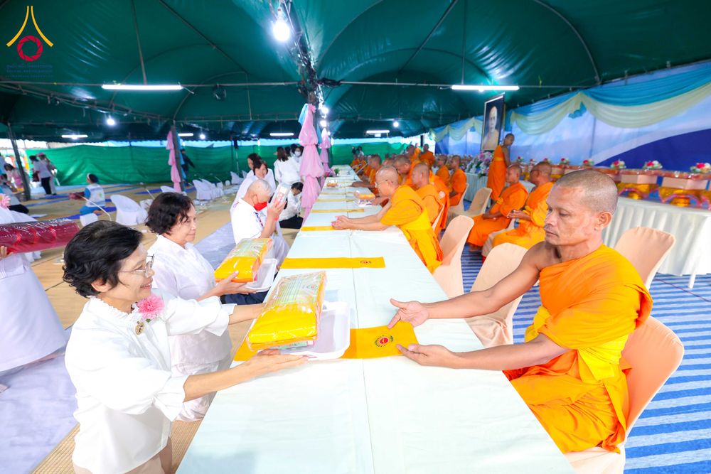 ภาพ No.299204:วันที่ 21 มกราคม พ.ศ. 2569 พิธีถวายภัตตาหารเป็นสังฆทาน แด่พระธรรมยาตรา ณ อนุสรณ์สถานบางปลา วัดบางปลา อำเภอบางเลน จังหวัดนครปฐม ในโครงการธรรมยาตรา กตัญญูบูชา มหาปูชนียาจารย์ พระมงคลเทพมุนี(สด จนฺทสโร) พระผู้ปราบมาร อนุสรณ์สถาน 7 แห่ง ปีที่ 14