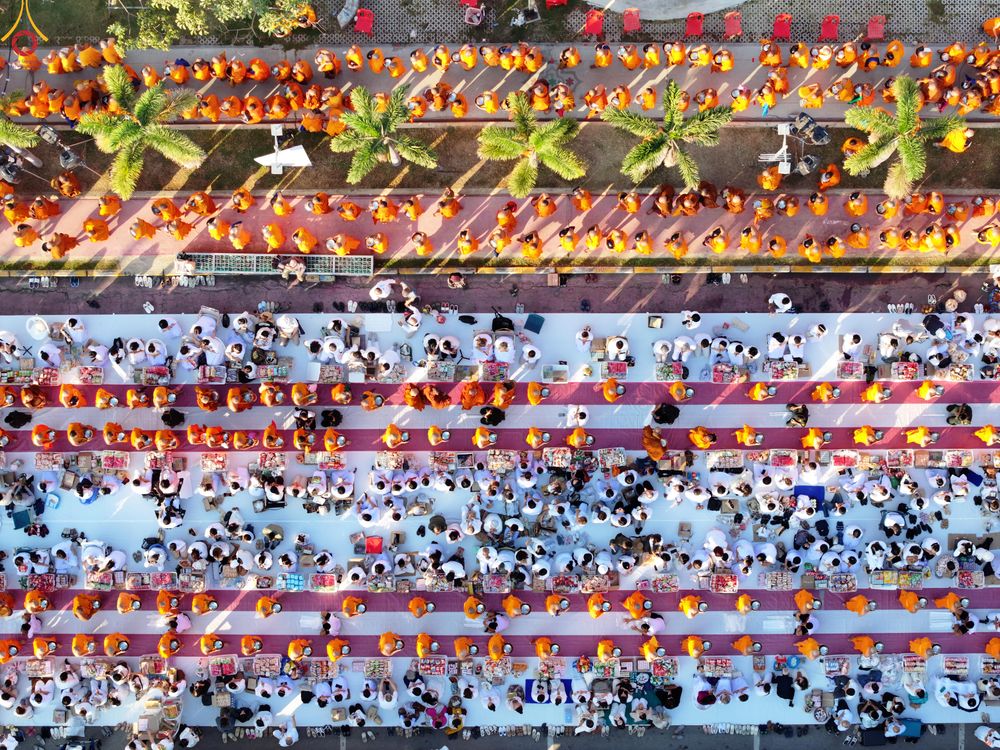 ภาพ No.284241:วันเสาร์ที่ 20 ธันวาคม พ.ศ.2568  พิธีตักบาตรพระ 10,000 รูป เนื่องในโอกาส 194 ปี จังหวัดกาญจนบุรี และอุทิศส่วนกุศลให้แด่บรรพชนทั้งหลาย บริเวณถนนสองแคว (Skywalk) เมืองกาญจนบุรี