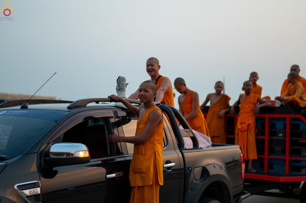 ภาพ No.323178:วันที่ 19 เมษายน พ.ศ.2569 การเรียงกล่องไทยธรรม , เตรียมงานจราจร เพื่องานถวายมหาสังฆทาน 40,000 กว่าวัดทั่วประเทศ วันคุ้มครองโลก 22 เมษายน พ.ศ.2569 วัดพระธรรมกาย