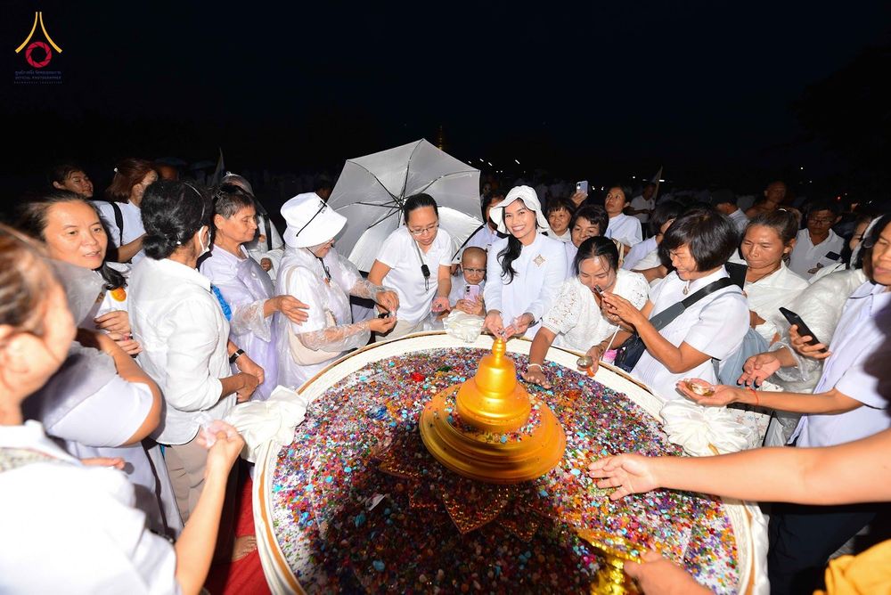 ภาพ No.346667:วันอาทิตย์ที่ 30 สิงหาคม พ.ศ.2569 พิธีทอดผ้าป่า สวดธรรมจักรกัปปวัตนสูตรกลั่นแผ่นดินโปรยรัตนชาติ  สถาปนาองค์พระเจดีย์เพื่อสร้างสันติภาพโลก  ณ ศูนย์ปฏิบัติธรรมพนมสารคาม (เพชรตะวัน) จังหวัดฉะเชิงเทรา