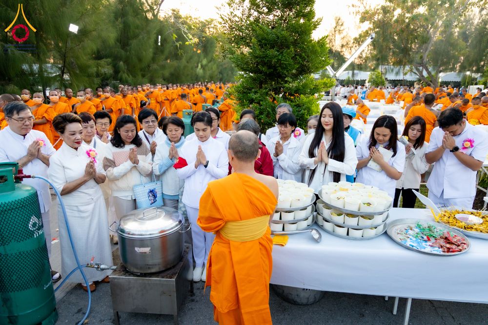 ภาพ No.293595:วันที่ 13 มกราคม พ.ศ. 2569 พิธีถวายภัตตาหารเป็นสังฆทาน แด่พระธรรมยาตรา ณ อนุสรณ์สถานมหาวิหารพระมงคลเทพมุนี (โลตัสแลนด์) อ.สองพี่น้อง จ.สุพรรณบุรี ในโครงการธรรมยาตรา กตัญญูบูชา มหาปูชนียาจารย์ พระมงคลเทพมุนี(สด จนฺทสโร) พระผู้ปราบมาร อนุสรณ์สถาน 7 แห่ง ปี