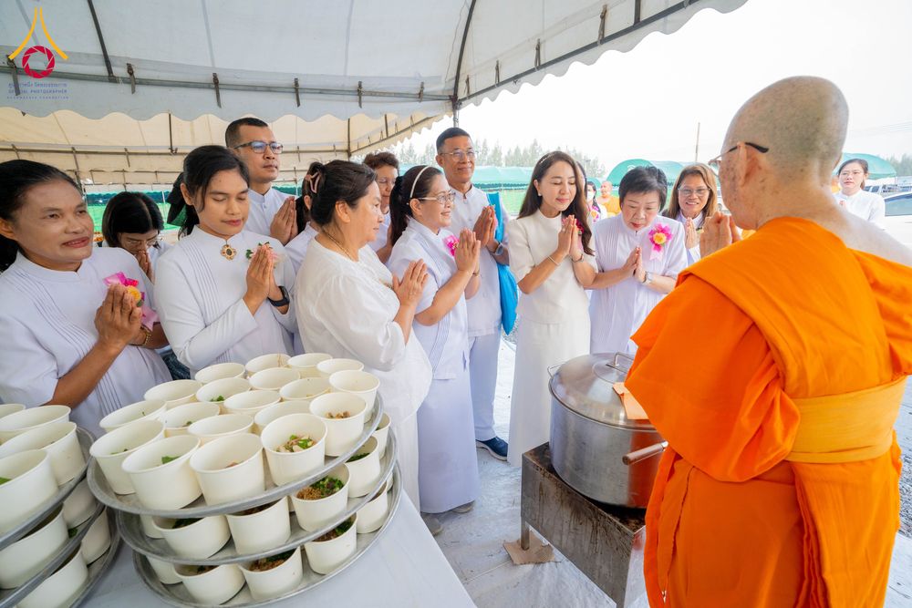 ภาพ No.297969:วันที่ 19 มกราคม พ.ศ. 2569 พิธีถวายภัตตาหารเป็นสังฆทาน แด่พระธรรมยาตรา ณ อนุสรณ์สถานบางปลา วัดบางปลา อำเภอบางเลน จังหวัดนครปฐม ในโครงการธรรมยาตรา กตัญญูบูชา มหาปูชนียาจารย์ พระมงคลเทพมุนี(สด จนฺทสโร) พระผู้ปราบมาร อนุสรณ์สถาน 7 แห่ง ปีที่ 14