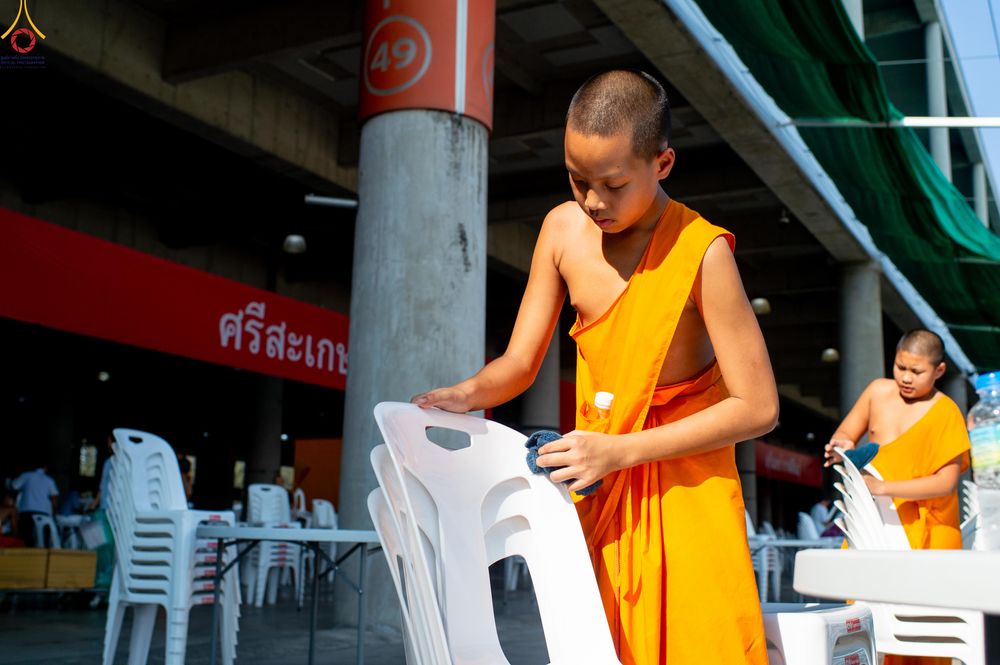 ภาพ No.322291:วันที่ 15 เมษายน พ.ศ.2569 การเตรียมงาน เช็ดโต๊ะ เก้าอี้ ปูผ้าโต๊ะฉัน เพื่องานถวายมหาสังฆทาน 40,000 กว่าวัดทั่วประเทศ วันคุ้มครองโลก 22 เมษายน พ.ศ.2569 วัดพระธรรมกาย