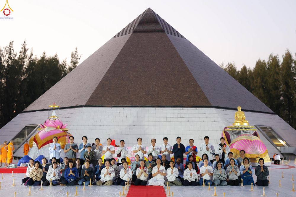 ภาพ No.300499:ภาพเบื้องหลังอาสาสมัครรวมใจ ชุดที่ 3 ในโครงการธรรมยาตรา กตัญญูบูชา มหาปูชนียาจารย์ พระมงคลเทพมุนี(สด จนฺทสโร) พระผู้ปราบมาร อนุสรณ์สถาน 7 แห่ง ปีที่ 14