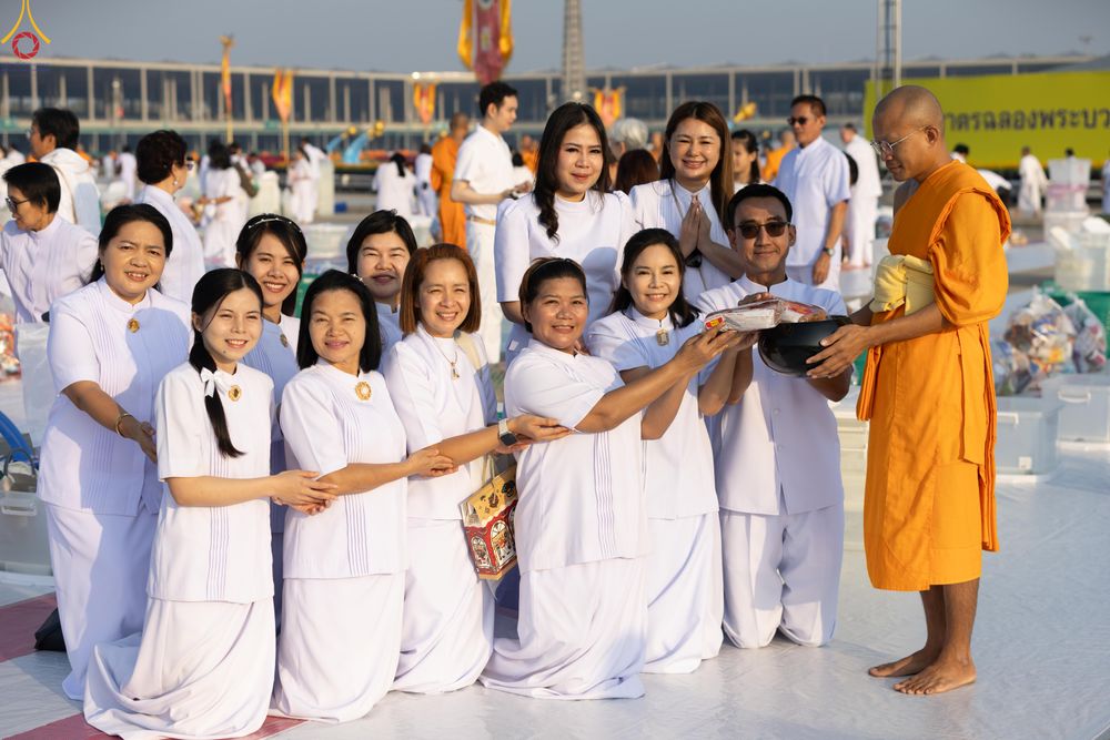 ภาพ No.279926:วันที่ 1 มกราคม พ.ศ.2569 พิธีตักบาตรในวันขึ้นปีใหม่ ณ ลานธรรม วัดพระธรรมกาย