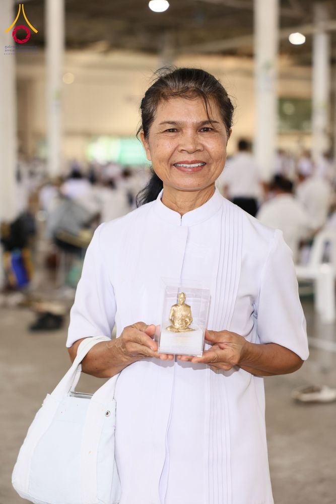 ภาพ No.338144:วันอาทิตย์ต้นเดือน 5 กรกฎาคม พ.ศ.2569 สัมมนาพิเศษ พิธีมอบพระของขวัญ ณ ห้องแก้วสารพัด1 วัดพระธรรมกาย