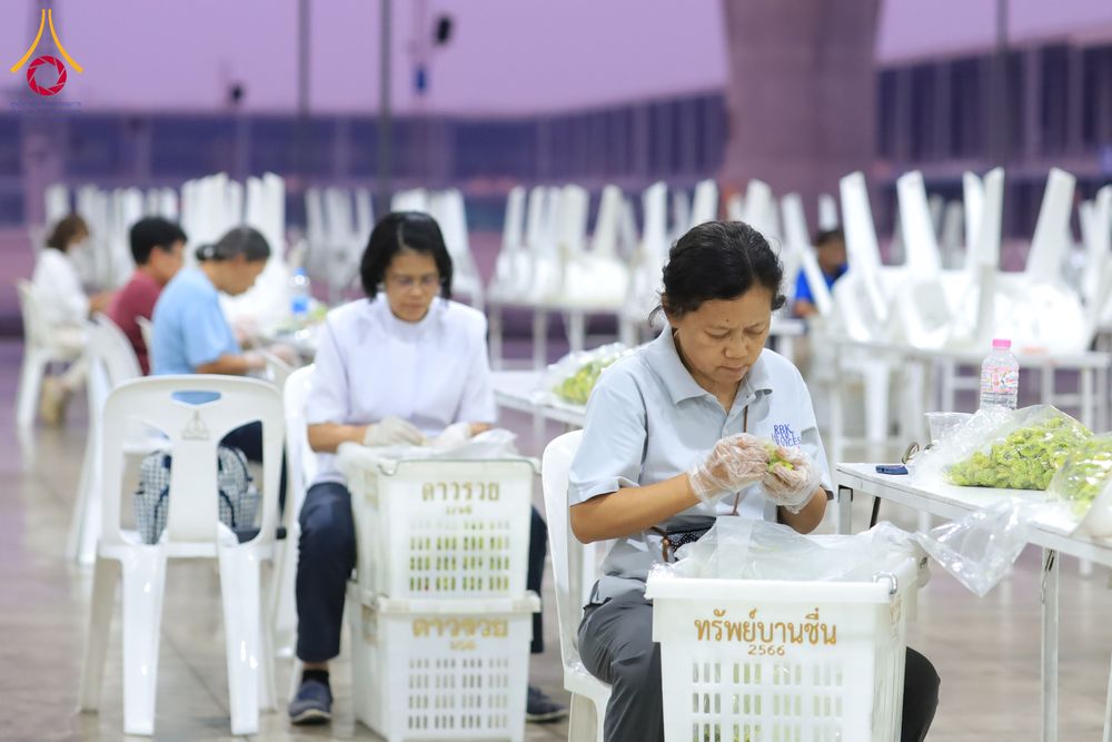 ภาพ No.303302:วันที่ 15-21 มกราคม พ.ศ.2569 ปลิดกลีบดอกเบญจทรัพย์ เพื่อโปรยต้อนรับพระธรรมยาตรา ในโครงการธรรมยาตรา กตัญญูบูชา มหาปูชนียาจารย์ พระมงคลเทพมุนี(สด จนฺทสโร) พระผู้ปราบมาร อนุสรณ์สถาน 7 แห่ง ปีที่ 14 ณ วิหารคด วัดพระธรรมกาย