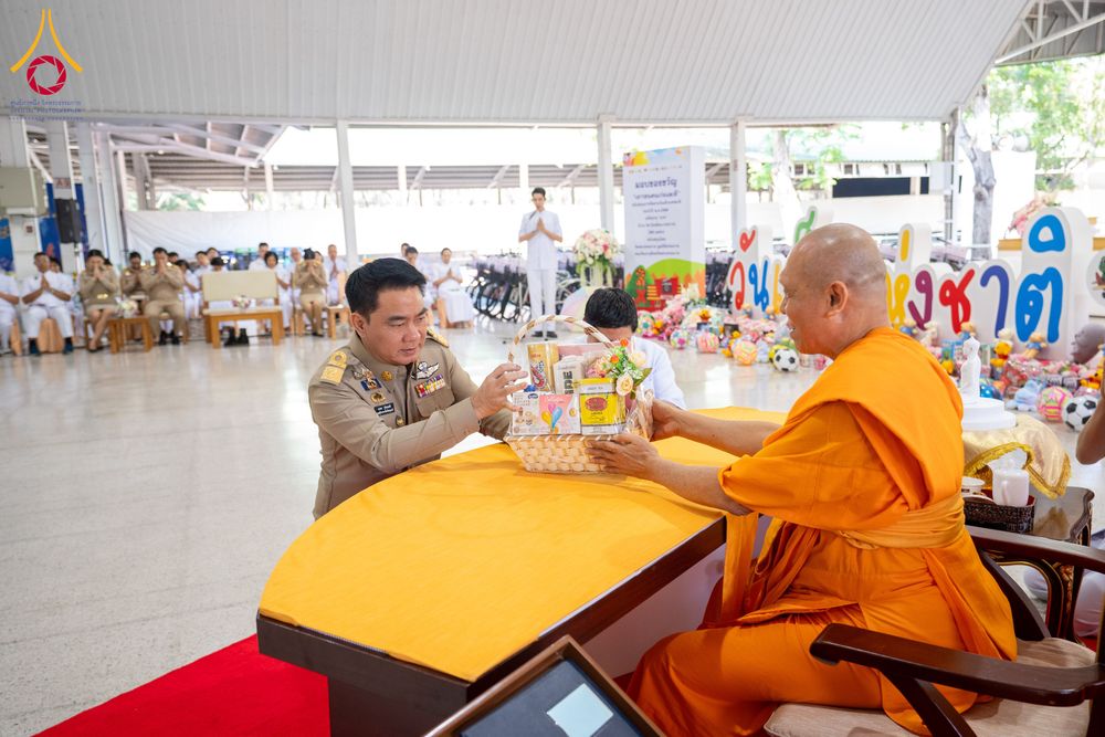 ภาพ No.290985:วันจันทร์ที่ 5 มกราคม พ.ศ. 2569  วัดพระธรรมกาย มูลนิธิธรรมกาย  จัดพิธีมอบของขวัญสนับสนุนการจัดกิจกรรมงานวันเด็กแห่งชาติ ประจำปี พ.ศ. 2569 ให้แก่องค์กรภาคีเครือข่ายกว่า 200 องค์กร ณ วัดพระธรรมกาย อ.คลองหลวง จ.ปทุมธานี