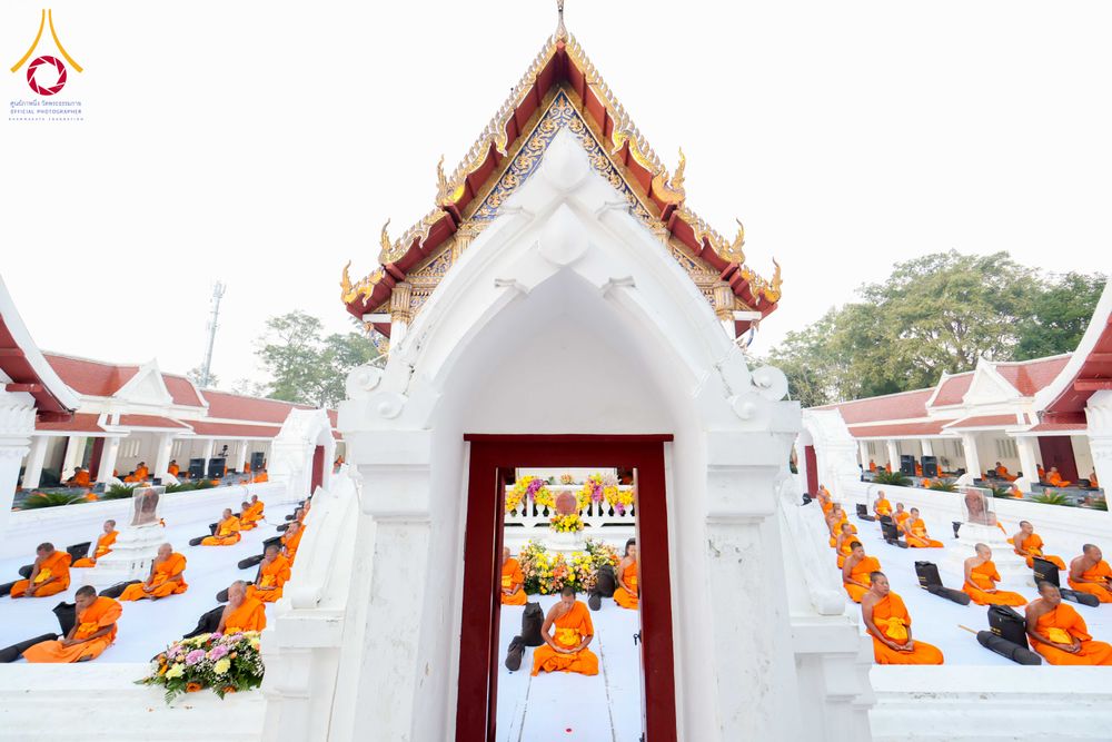 ภาพ No.297287:วันที่ 15 มกราคม พ.ศ.2569 พระธรรมยาตราปฏิบัติธรรมและถ่ายภาพหมู่ประวัติศาสตร์ อนุสรณ์สถานลำดับที่ 4 สถานที่เกิดด้วยกายธรรม  ณ วัดโบสถ์บน ต.บางคูเวียง จ.นนทบุรี ในโครงการธรรมยาตรา กตัญญูบูชา มหาปูชนียาจารย์ พระมงคลเทพมุนี(สด จนฺทสโร) พระผู้ปราบมาร อนุสรณ์ส