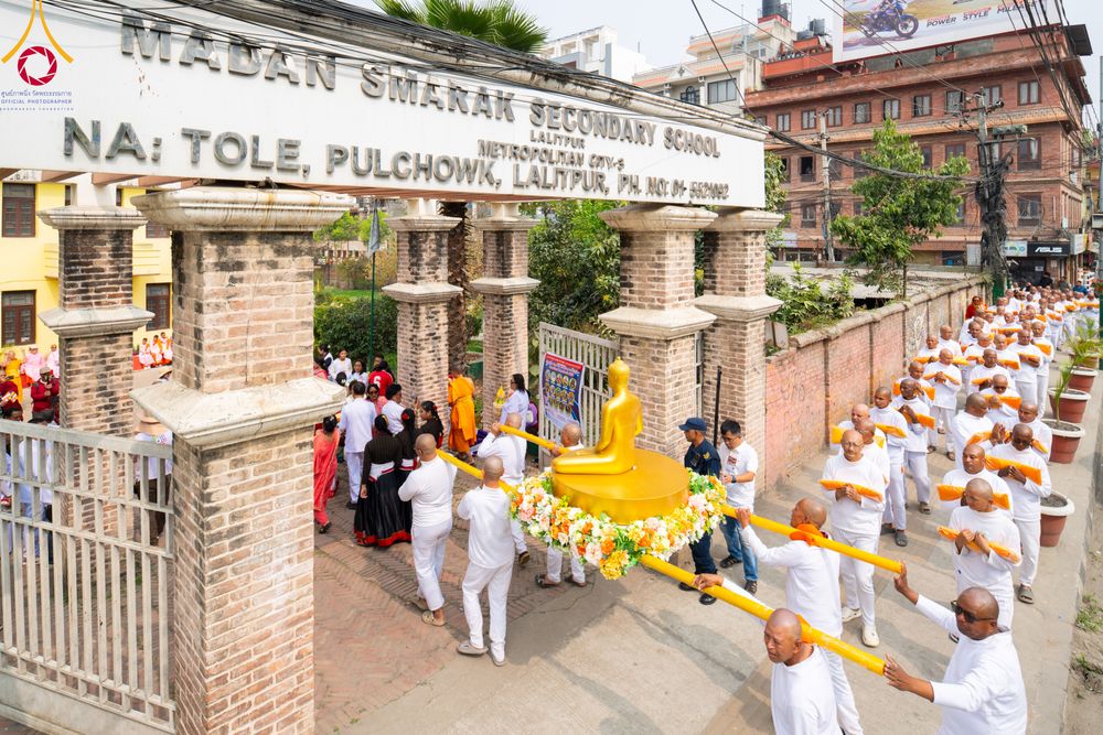 ภาพ No.313506:วันพฤหัสบดีที่ 12 มีนาคม พ.ศ. 2569 ขบวนแห่นาคธรรมทายาทในโครงการบรรพชาสามเณร 500 รูป  จาก นาคบาฮาล (Nagbahal) สู่จัตุรัสปาทัน (Patan Durbar Square) ประเทศเนปาล