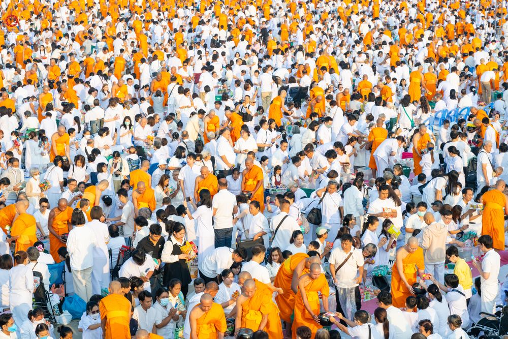 ภาพ No.279900:วันที่ 1 มกราคม พ.ศ.2569 พิธีตักบาตรในวันขึ้นปีใหม่ ณ ลานธรรม วัดพระธรรมกาย