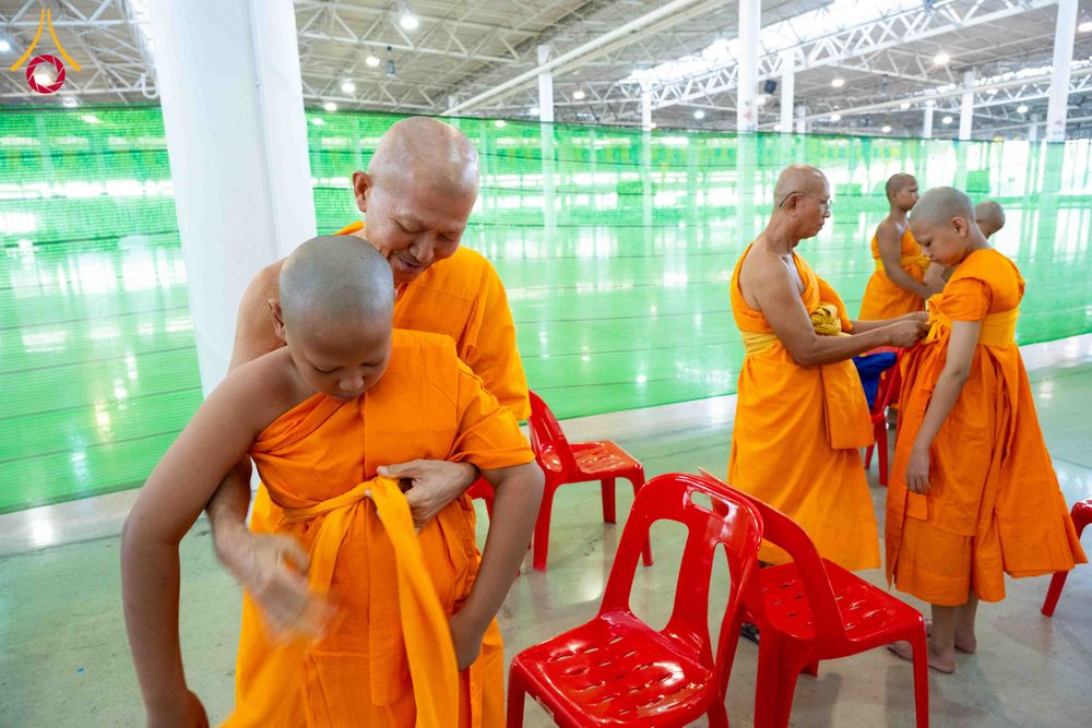 ภาพ No.319550:วันเสาร์ที่ 4 เมษายน พ.ศ.2569 พิธีขอขมา มอบผ้าไตร และถวายบาตรแด่นาคธรรมทายาท ในโครงการบรรพชาสามเณรฟื้นฟูพระพุทธศาสนาทั่วไทย โครงการหน่อแก้วเปรียญธรรม รุ่นที่ 14 โครงการสามเณรยุวธรรมทายาท รุ่นที่ 34 โครงการสามเณรมัชฌิมธรรมทายาท รุ่นที่ 30 ณ สภาธรรมกายสากล