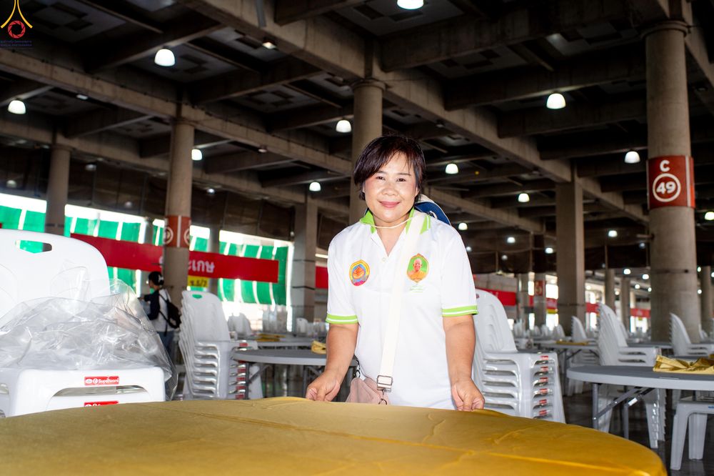 ภาพ No.322314:วันที่ 15 เมษายน พ.ศ.2569 การเตรียมงาน เช็ดโต๊ะ เก้าอี้ ปูผ้าโต๊ะฉัน เพื่องานถวายมหาสังฆทาน 40,000 กว่าวัดทั่วประเทศ วันคุ้มครองโลก 22 เมษายน พ.ศ.2569 วัดพระธรรมกาย