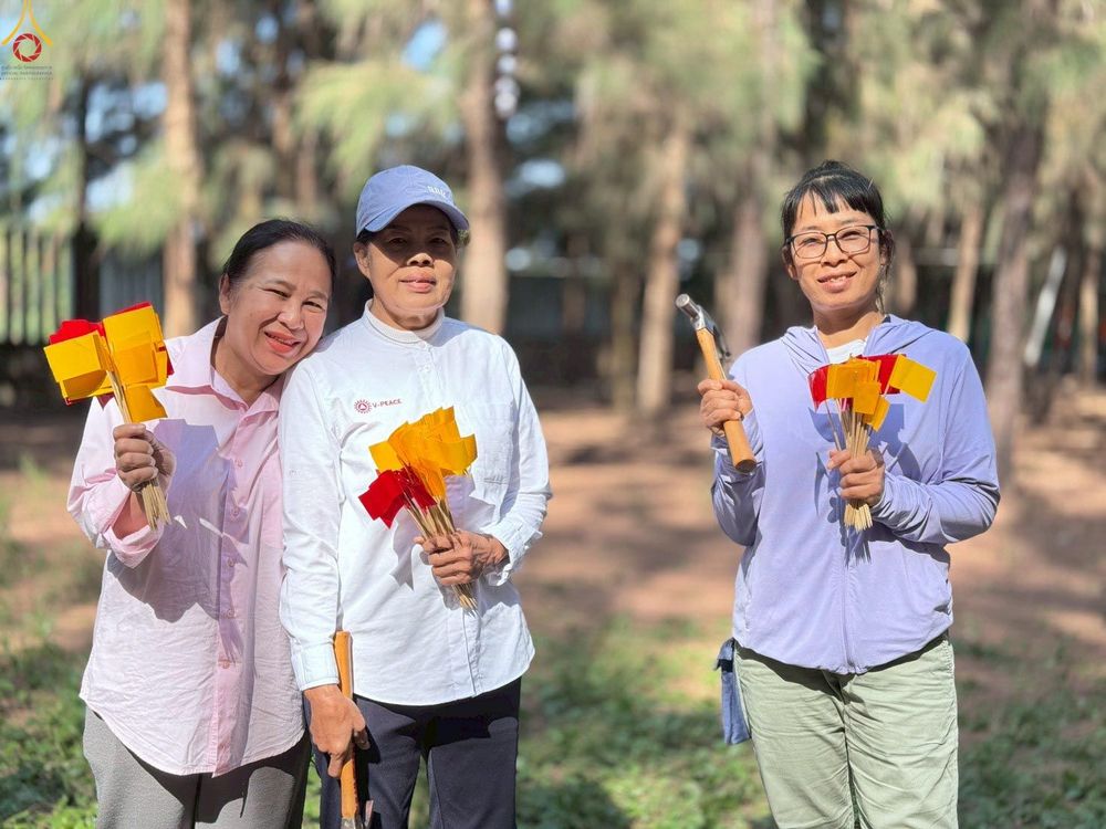 ภาพ No.300473:ภาพเบื้องหลังอาสาสมัครรวมใจ ชุดที่ 3 ในโครงการธรรมยาตรา กตัญญูบูชา มหาปูชนียาจารย์ พระมงคลเทพมุนี(สด จนฺทสโร) พระผู้ปราบมาร อนุสรณ์สถาน 7 แห่ง ปีที่ 14