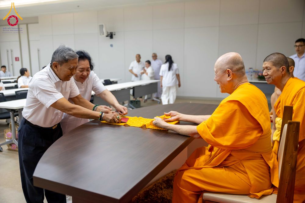 ภาพ No.324892:วันพฤหัสบดีที่ 23 เมษายน พ.ศ.2569  หลวงพ่อทัตตชีโว รองเจ้าอาวาสวัดพระธรรมกาย ถวายการต้อนรับและปฏิสันถารคณะชาวอินโดนีเซีย