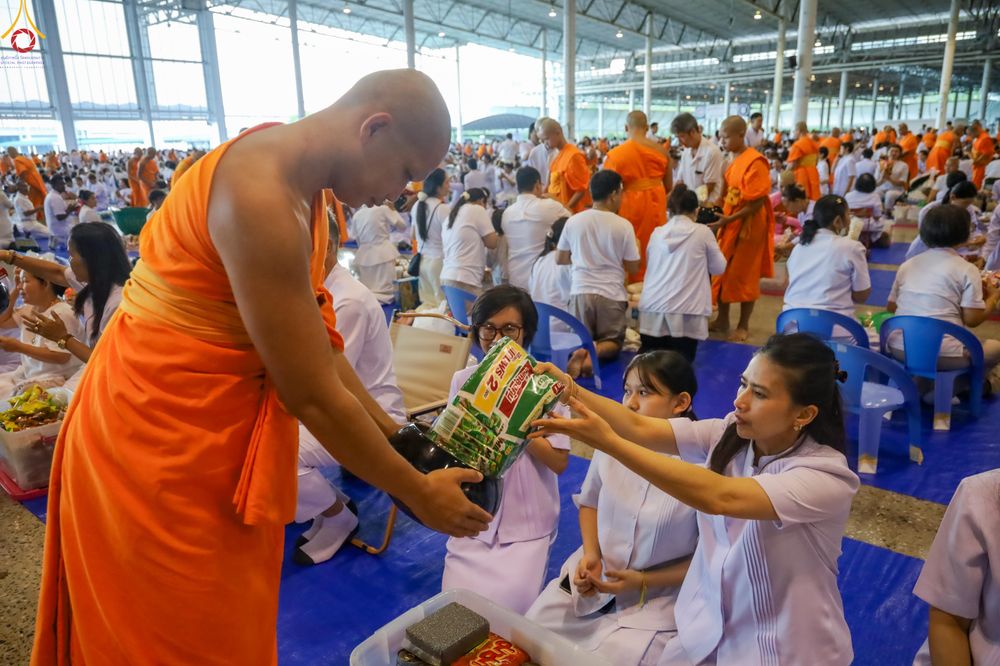 ภาพ No.311343:วันอาทิตย์ต้นเดือนที่ 1 มีนาคม พ.ศ.2569 พิธีตักบาตร และ พิธีบูชาข้าวพระ ณ สภาธรรมกายสากล วัดพระธรรมกาย