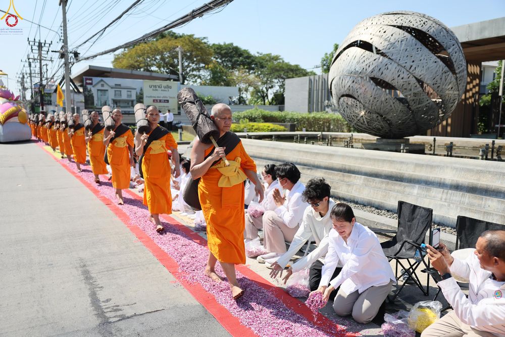 ภาพ No.304262:วันที่ 25 มกราคม พ.ศ. 2569 พิธีต้อนรับพระธรรมยาตรา  รร.สามัคคีราษฏร์บำรุง-วัดพระธรรมกาย ในโครงการธรรมยาตรา กตัญญูบูชา มหาปูชนียาจารย์ พระมงคลเทพมุนี(สด จนฺทสโร) พระผู้ปราบมาร อนุสรณ์สถาน 7 แห่ง ปีที่ 14