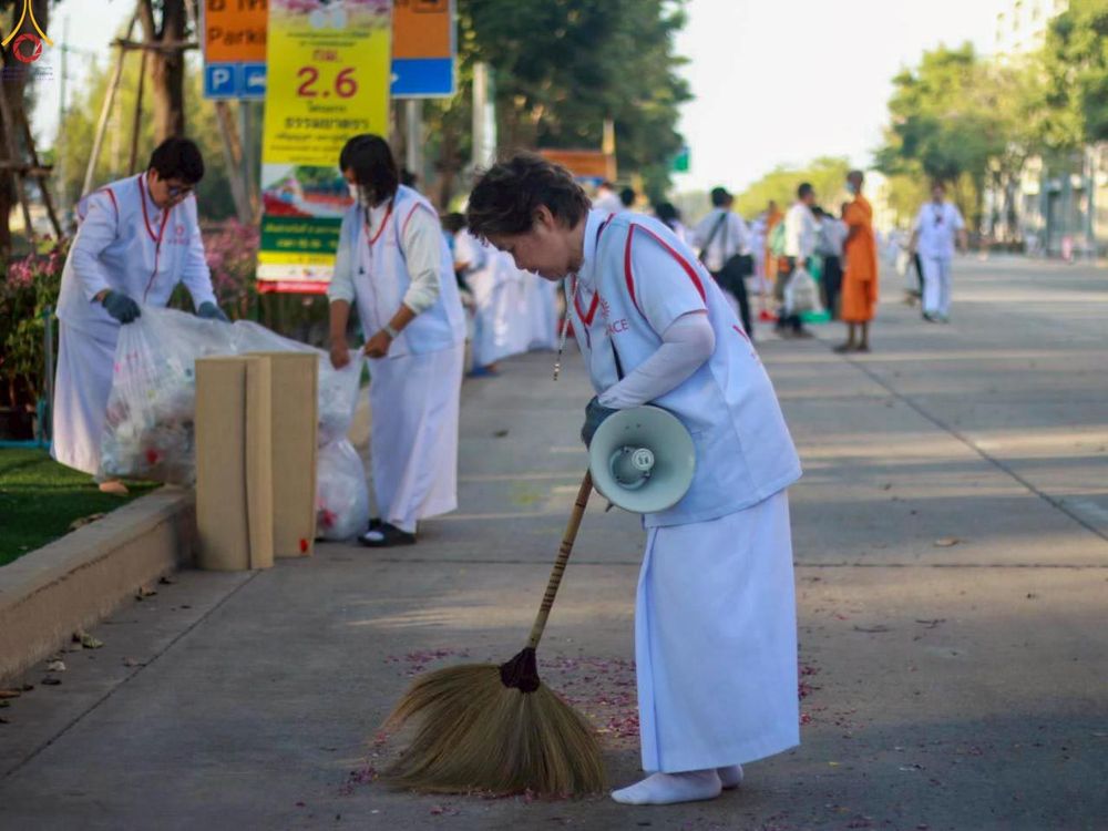 ภาพ No.296070:ภาพเบื้องหลังอาสาสมัครรวมใจ ชุดที่ 1 ในโครงการธรรมยาตรา กตัญญูบูชา มหาปูชนียาจารย์ พระมงคลเทพมุนี(สด จนฺทสโร) พระผู้ปราบมาร อนุสรณ์สถาน 7 แห่ง ปีที่ 14