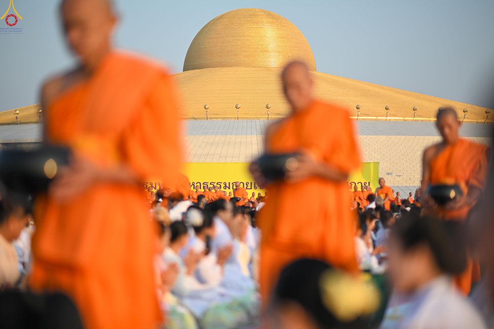 ภาพ No.279827:วันที่ 1 มกราคม พ.ศ.2569 พิธีตักบาตรในวันขึ้นปีใหม่ ณ ลานธรรม วัดพระธรรมกาย