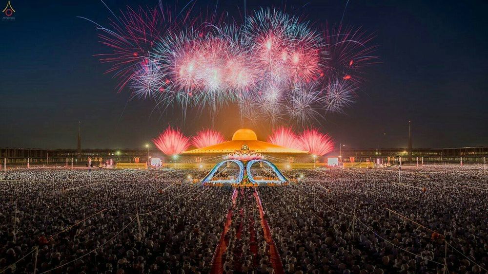 ภาพ No.19389:ประมวลภาพพิธีทอดกฐิน ณ วัดพระธรรมกาย ประจำปี พ.ศ. 2558