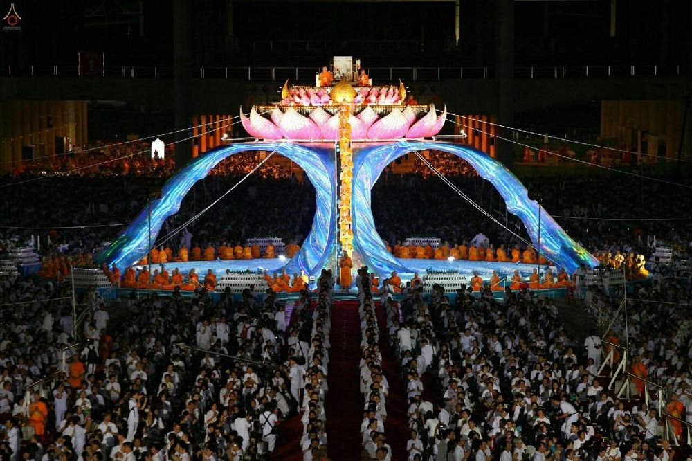 ภาพ No.19399:ประมวลภาพพิธีทอดกฐิน ณ วัดพระธรรมกาย ประจำปี พ.ศ. 2558