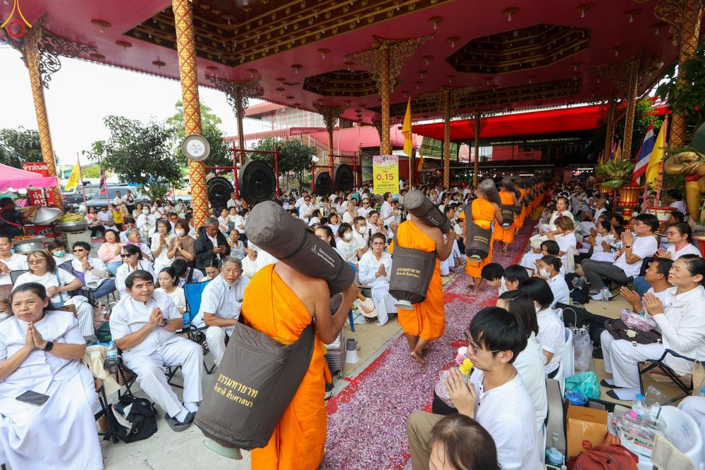 ภาพ No.295041:วันที่ 14 มกราคม พ.ศ. 2569 พิธีต้อนรับพระธรรมยาตรา อนุสรณ์สถานลำดับที่ 4  สถานที่เกิดด้วยกายธรรม ณ วัดโบสถ์บน ต.บางคูเวียง จ.นนทบุรี ในโครงการธรรมยาตรา กตัญญูบูชา มหาปูชนียาจารย์ พระมงคลเทพมุนี(สด จนฺทสโร) พระผู้ปราบมาร อนุสรณ์สถาน 7 แห่ง ปีที่ 14